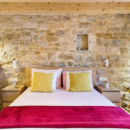 Explore The Historic Center From A Remodeled Apartman